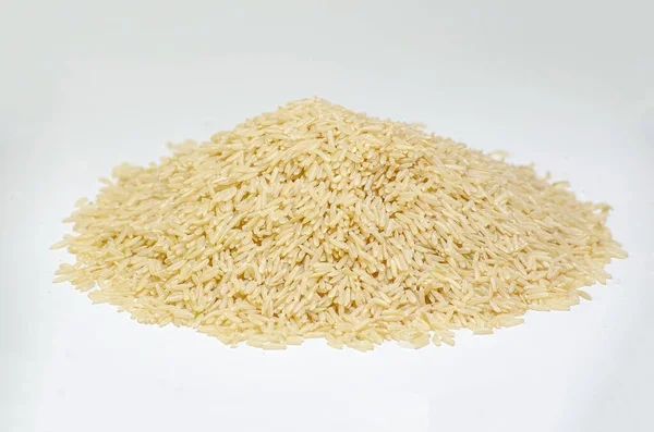 白い背景に隔離された玄米のヒープ 健康食品 — ストック写真