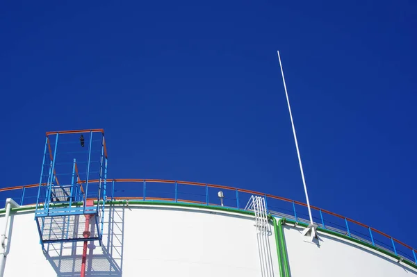 石油精製工場の白い貯蔵タンクの低角度ショット — ストック写真