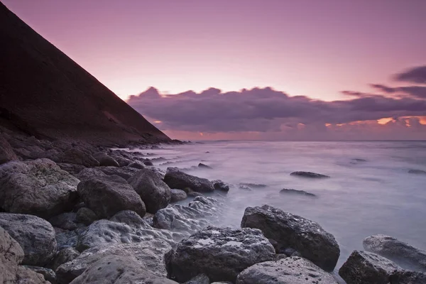 Uma Vista Hipnotizante Céu Roxo Sobre Mar Penhascos Pôr Sol — Fotografia de Stock