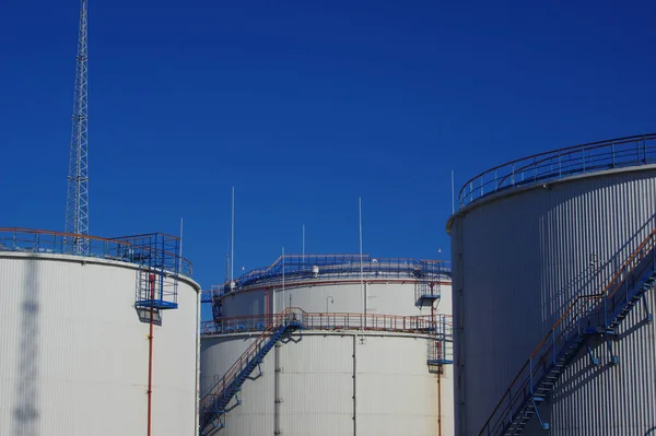 Tres Grandes Tanques Almacenamiento Industriales Blancos Una Planta Refinería Petróleo —  Fotos de Stock