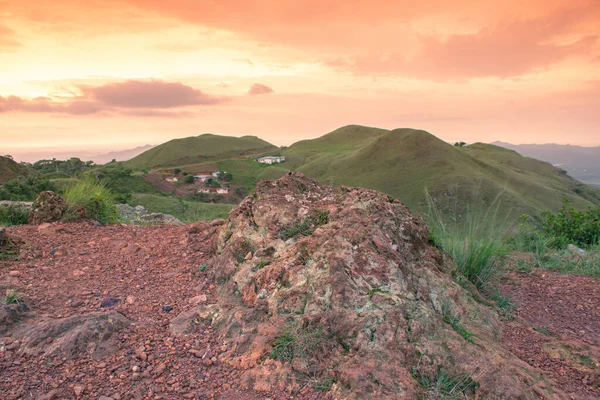 Una Vista Del Atardecer Sobre Montaña Llena Rocas — Foto de Stock