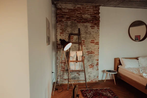 Interior Quarto Estilo Loft Com Uma Cama Madeira Tapetes Coloridos — Fotografia de Stock