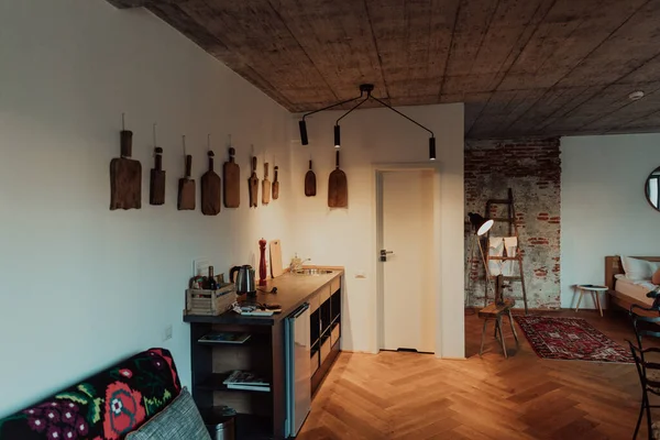 Interior Una Habitación Tipo Loft Con Suelo Madera Cajones Muebles — Foto de Stock