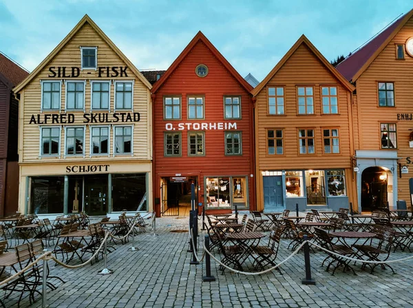 Bergen Norwegen Mai 2021 Eine Steinerne Straße Mit Bunten Holzhäusern — Stockfoto