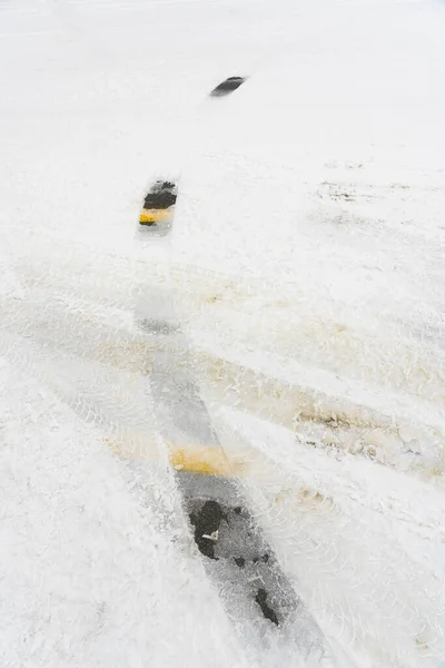 Colpo Verticale Dei Binari Del Veicolo Strada Innevata Ghiacciata Mount — Foto Stock