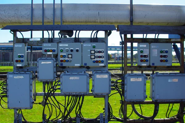 Centro Control Gris Con Cajas Energía Una Planta Refinería Petróleo —  Fotos de Stock