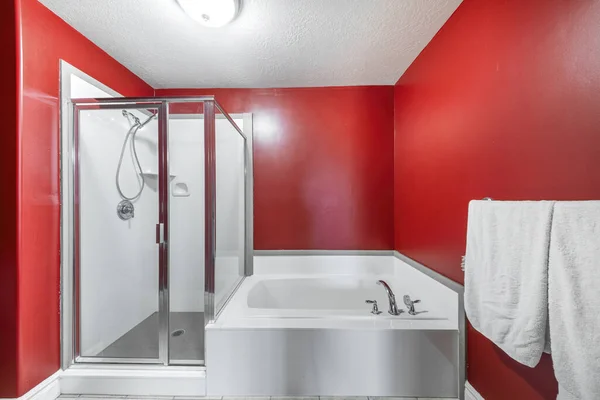 Baño Moderno Apartamento Con Paredes Rojas —  Fotos de Stock