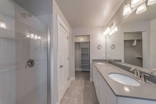 Baño Moderno Apartamento Con Muebles Blancos — Foto de Stock