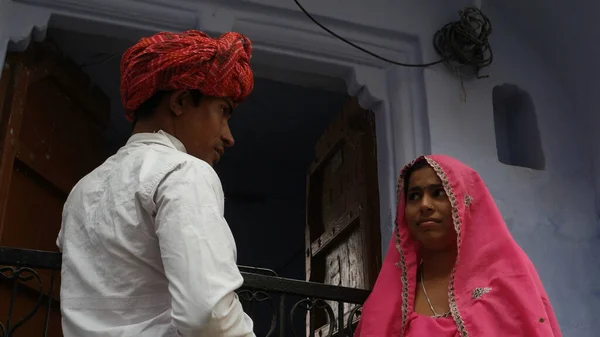 Geleneksel Hint Kıyafetleri Giymiş Hintli Bir Çift — Stok fotoğraf