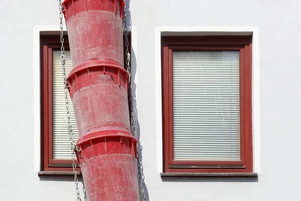 Primo Piano Downpipe Rosso Costruzione Macerie Sulla Facciata Una Casa — Foto Stock