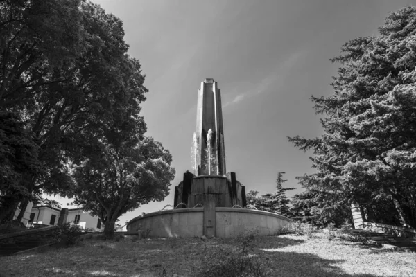 Een Grijswaarden Van Een Fontein San Giusto Triëst Italië — Stockfoto