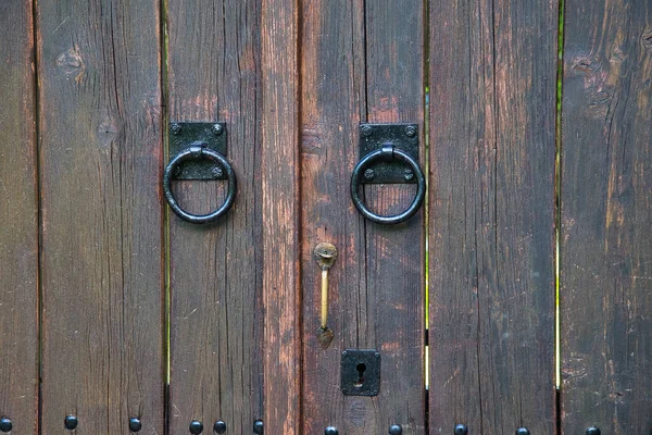 Uma Velha Porta Madeira Com Buraco Fechadura Ferro Alça Batedores — Fotografia de Stock