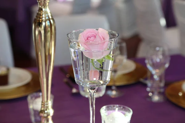 Egy Rózsa Egy Borospohárban Esküvői Asztalon — Stock Fotó