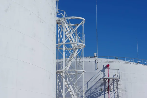 Primer Plano Las Torres Escalera Por Pared Los Tanques Almacenamiento — Foto de Stock