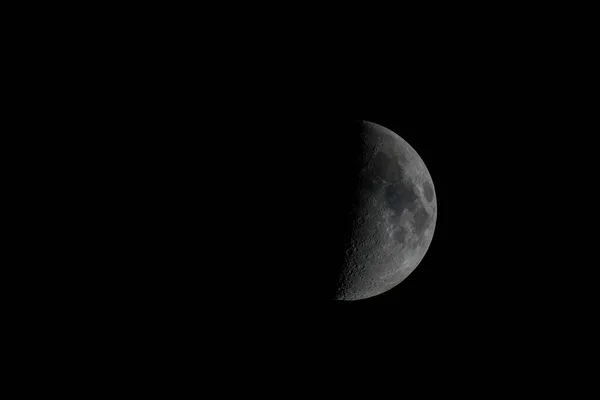 Une Belle Demi Lune Grise Texturée Sur Fond Noir — Photo