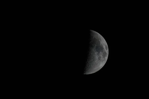 Uma Bela Meia Lua Cinza Texturizado Fundo Preto — Fotografia de Stock