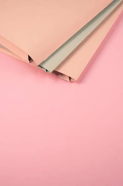 Μια Κάθετη Λήψη Των Αρχείων Χαρτιού Μια Ροζ Επιφάνεια — Φωτογραφία Αρχείου