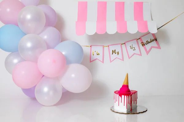 Dekoracje Urodzinowe Pastelowymi Balonami Białym Tle — Zdjęcie stockowe