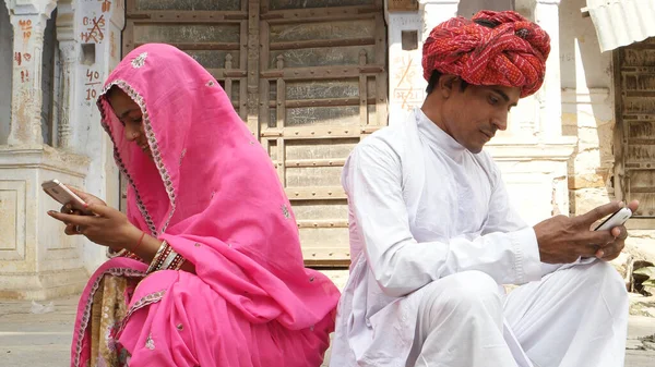 Hintli Bir Çift Geleneksel Kıyafetleriyle Telefonlarına Bakıyor — Stok fotoğraf