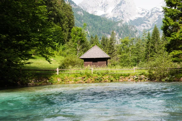 Piccolo Cottage Legno Circondato Montagne Verde Fiume Immerso Nel Verde — Foto Stock