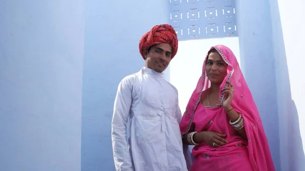Geleneksel Hint Kıyafetleri Giymiş Hintli Bir Çift — Stok fotoğraf
