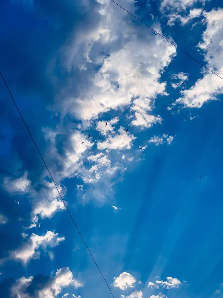 Tiro Vertical Céu Azul Com Nuvens Brancas Raios Sol — Fotografia de Stock