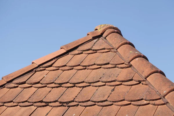 Detailní Záběr Vrchol Červené Střechy Cihlami Německu Modrou Oblohou Pozadí — Stock fotografie