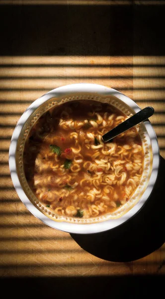 Ein Blick Von Oben Auf Eine Schüssel Nudelsuppe Unter Hellem — Stockfoto