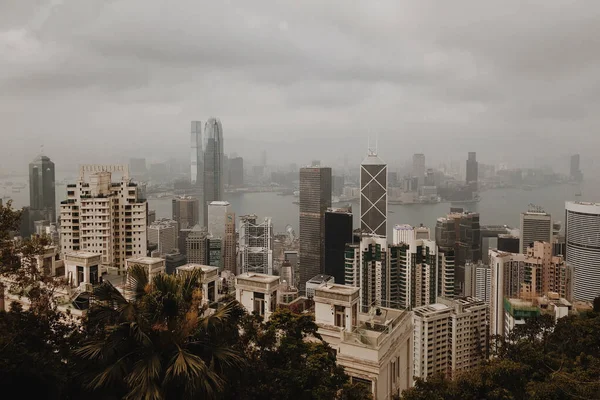 中国の霧深い香港の都市 アジアのメガポリスの素晴らしい景色 — ストック写真