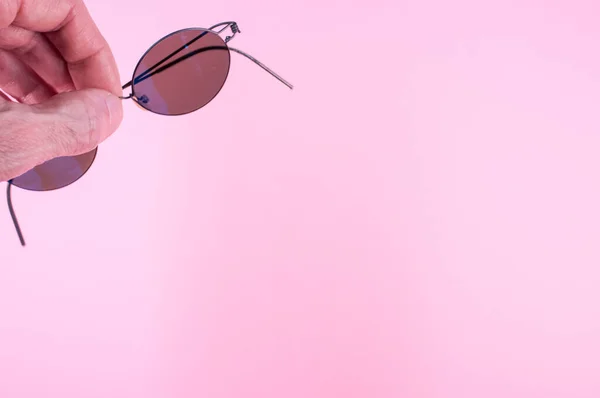 Nahaufnahme Einer Hand Mit Sonnenbrille Auf Rosa Hintergrund — Stockfoto