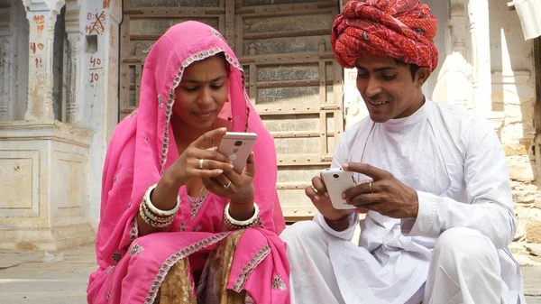 Couple Indien Vêtements Traditionnels Indiens Regardant Leurs Téléphones — Photo