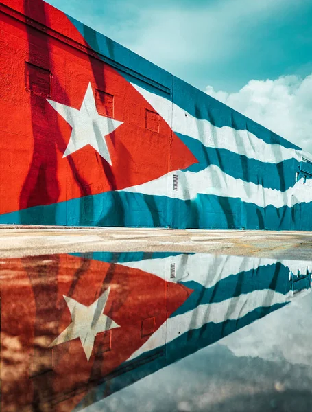 Вертикальний Знімок Довгого Будинку Кубинським Прапором Зображений Калюжі Під Яскравим — стокове фото