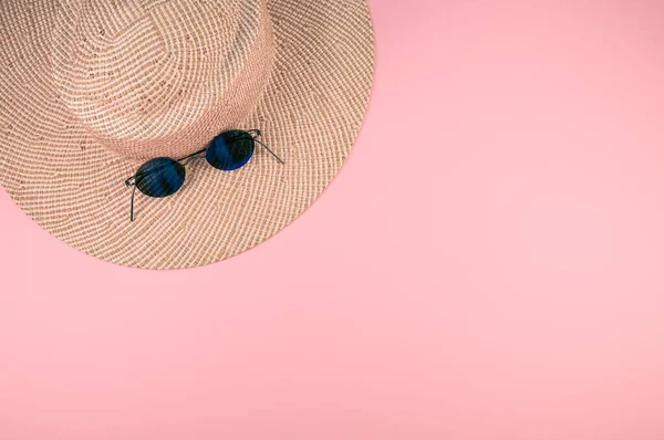 연분홍빛 표면에 밀짚모자와 선글라스의 — 스톡 사진