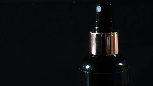 Primo Piano Una Bottiglia Spray Nero Sfondo Scuro — Foto Stock