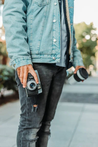 Zbliżenie Stylowego Mężczyzny Jeansowej Kurtce Stojącego Ulicy Trzymającego Zabytkową Kamerę — Zdjęcie stockowe
