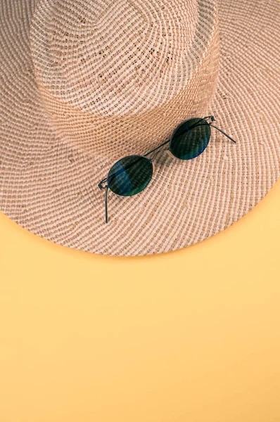 표면에 모자와 선글라스의 — 스톡 사진