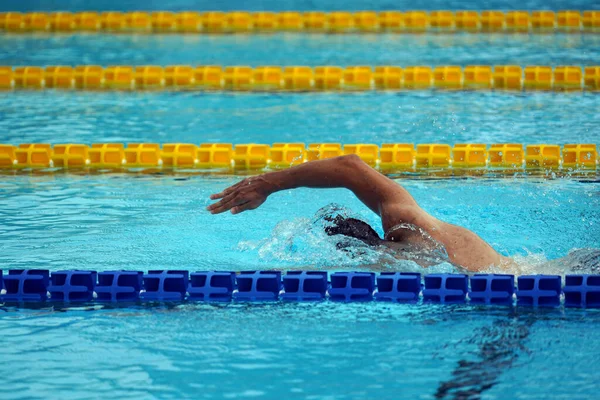 Ein Junger Mann Schwimmt Einem Schwimmbad — Stockfoto