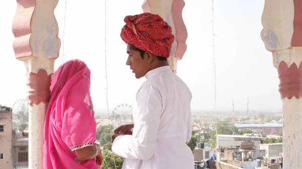 Geleneksel Hint Kıyafetleri Içinde Hintli Bir Çift Sohbet Ediyor — Stok fotoğraf