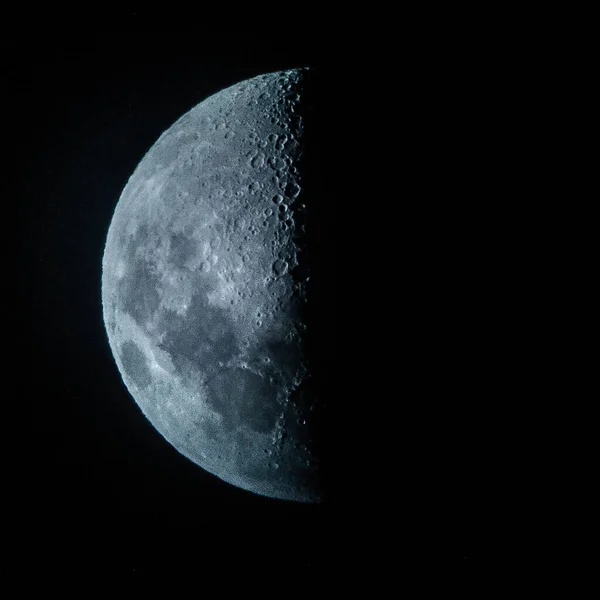 夜の暗い空の上に半分の月 — ストック写真