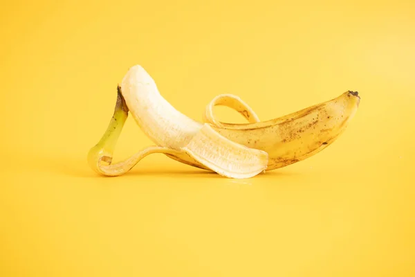 Primer Plano Plátano Maduro Pelado Aislado Sobre Fondo Amarillo — Foto de Stock