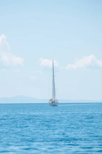 Tiro Vertical Navio Navegando Contra Céu Azul Croácia Hvar Dalmatien — Fotografia de Stock