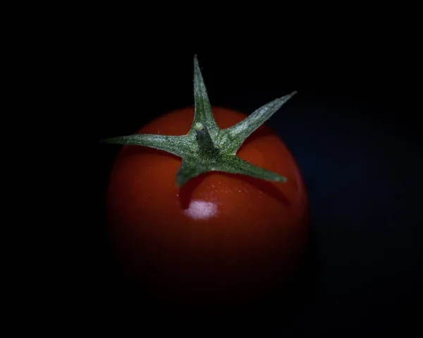 어두운 배경을 배경으로 불아래에 토마토를 — 스톡 사진