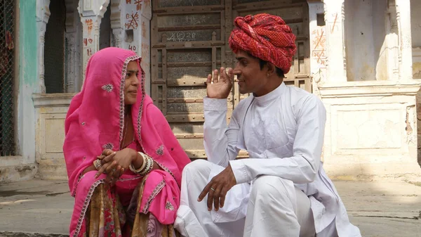 Una Pareja India Con Ropa Tradicional India Conversando —  Fotos de Stock