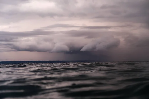 Uma Paisagem Mar Sob Céu Nublado Noite Tempestuosa Perfeito Para — Fotografia de Stock