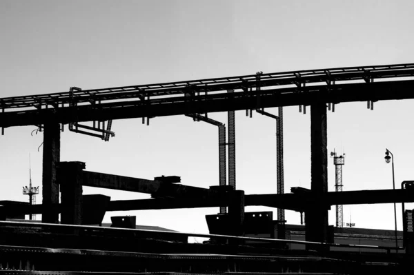 Grayscale Záběr Kovových Konstrukcí Průmyslové Zóně — Stock fotografie