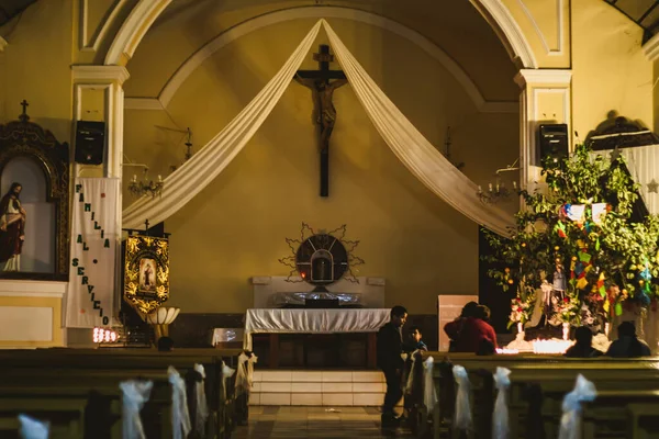 Piura Perú Septiembre 2020 Interior Una Iglesia Con Personas Celebrando —  Fotos de Stock