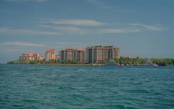 在阳光灿烂的日子里 背景中的海洋和迈阿密海滩建筑的特写 — 图库照片