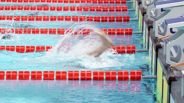 Ein Junger Mann Schwimmt Einem Schwimmbad — Stockfoto