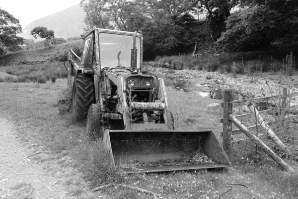 Een Grijswaarden Opname Van Een Oude Tractor Verlaten Het Veld — Stockfoto