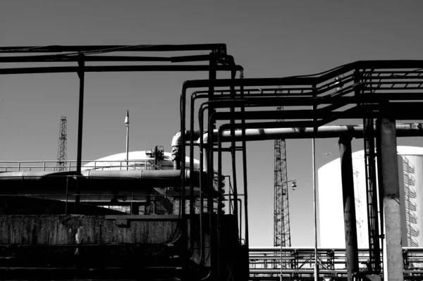 工業地帯の金属構造物とパイプのグレースケールショット — ストック写真